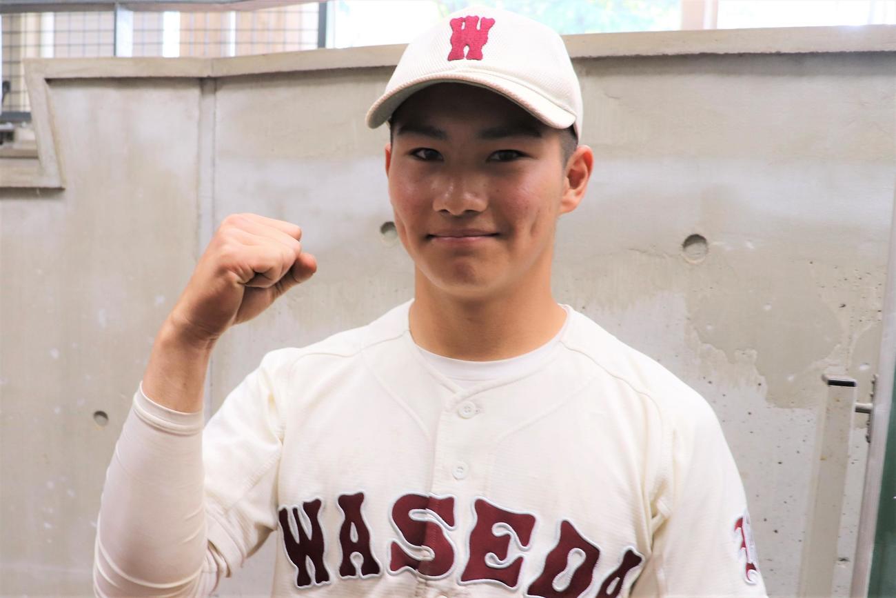 3安打2打点の活躍でチームを勝利に導き、ガッツポーズを見せる早実・山本（撮影・保坂淑子）