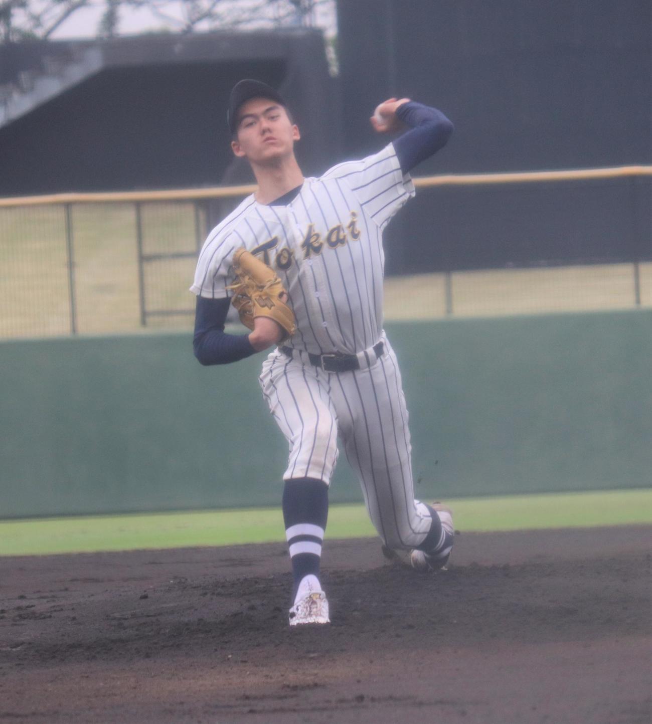 横浜商対東海大相模　先発し力投する東海大相模・藤田（撮影・星夏穂）