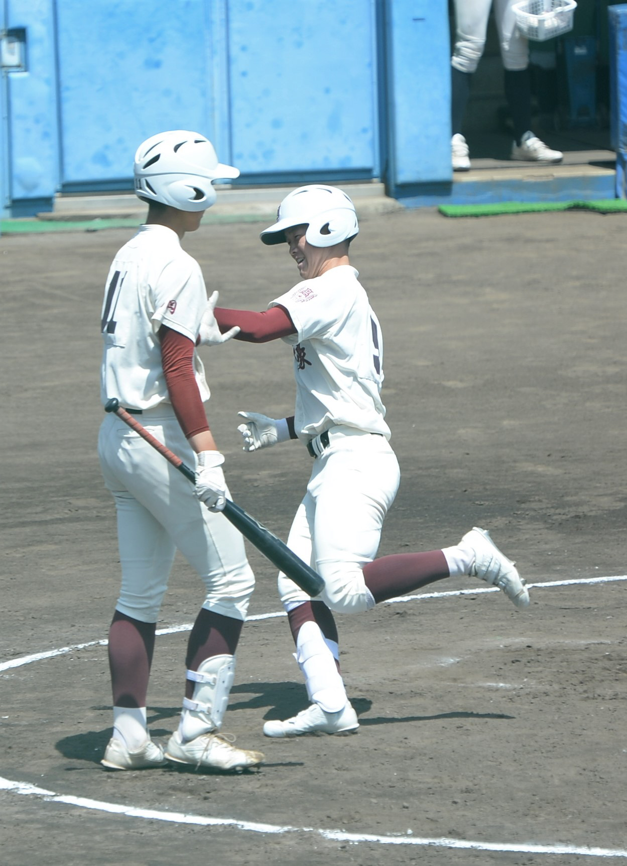 右越え本塁打でダイヤモンドを周回し、笑顔を見せる福岡大大濠・高尾（右）（撮影・佐藤究）