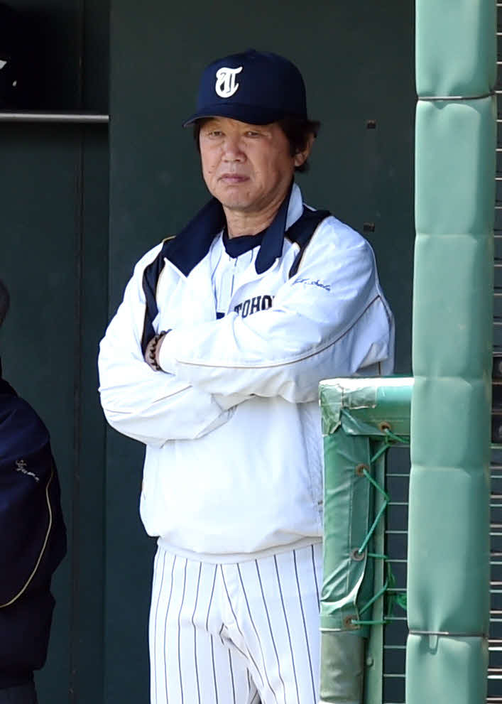 仙台対東北　鋭い視線でグラウンドに視線を送る東北・佐藤監督（撮影・相沢孔志）