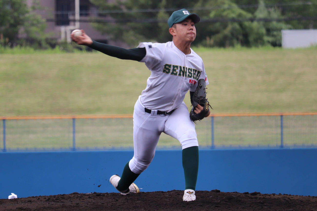 市立松戸－専大松戸　6安打3奪三振、1失点、無四球完投の専大松戸、先発の青野（撮影・保坂淑子）