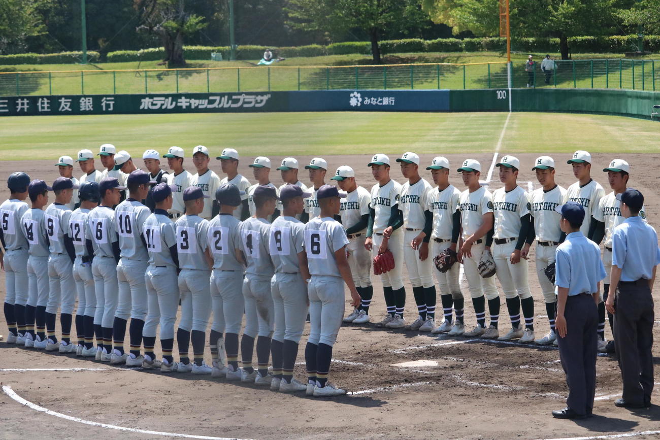 報徳学園対飾磨工　7回コールド勝ちし整列する報徳学園ナイン（撮影・林亮佑）