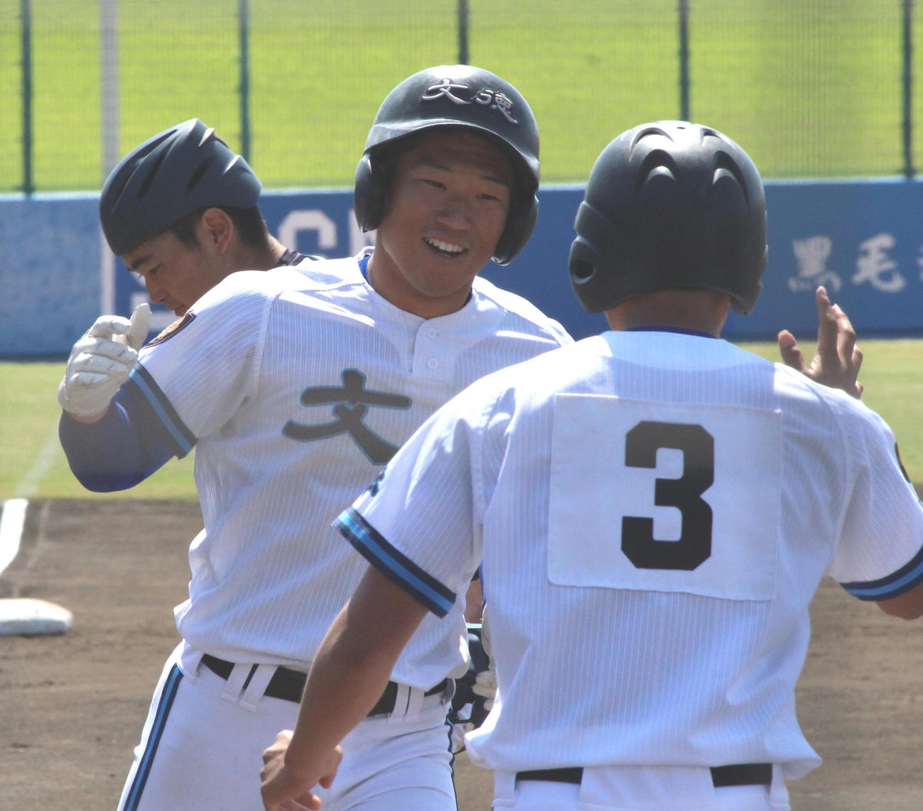 1回表、中越え3点本塁打を放ち生還する辻崎大成外野手（左）（撮影・菊川光一）