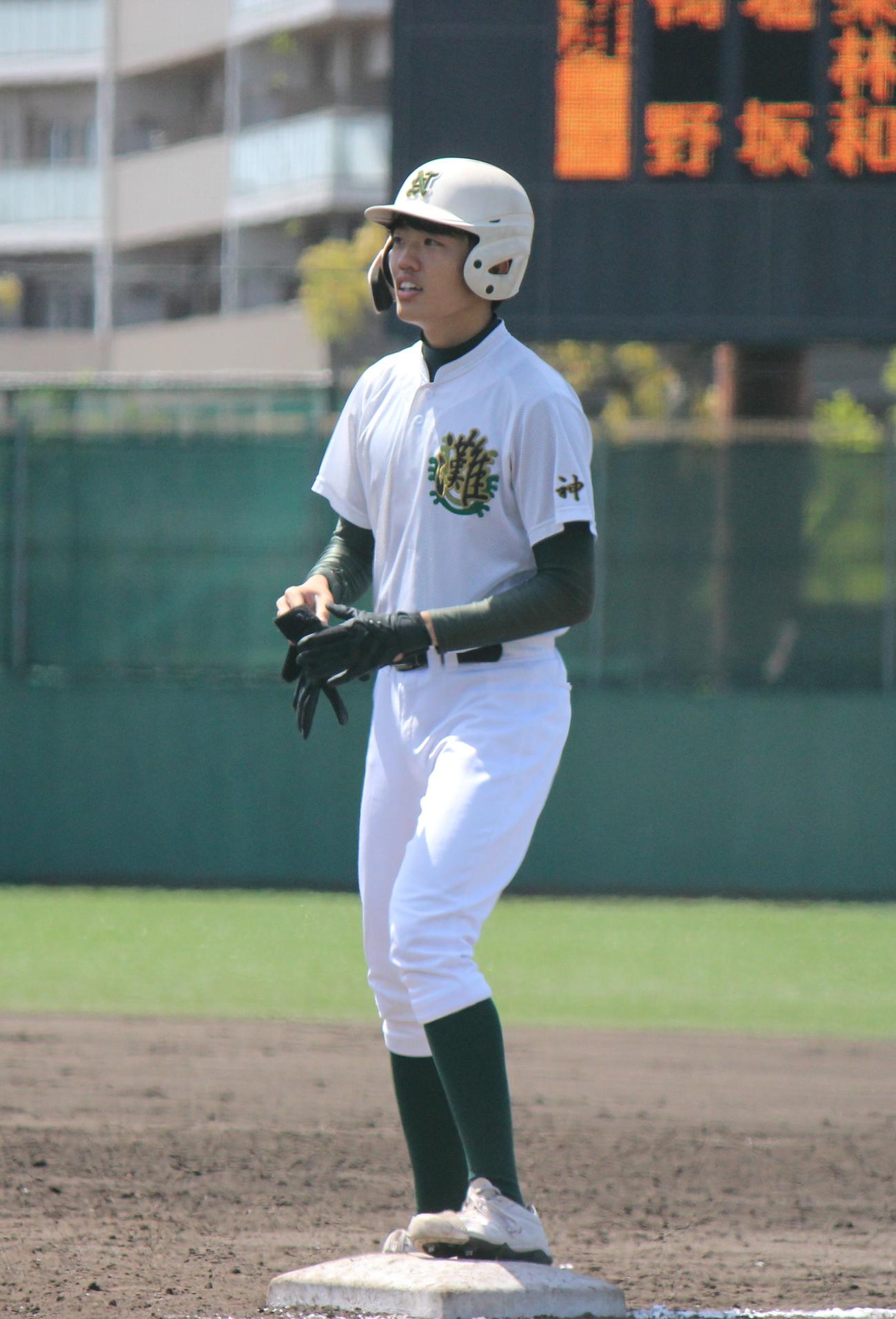 神戸学院大付戦の4回にチーム初安打を放った灘・田中（撮影・柏原誠）