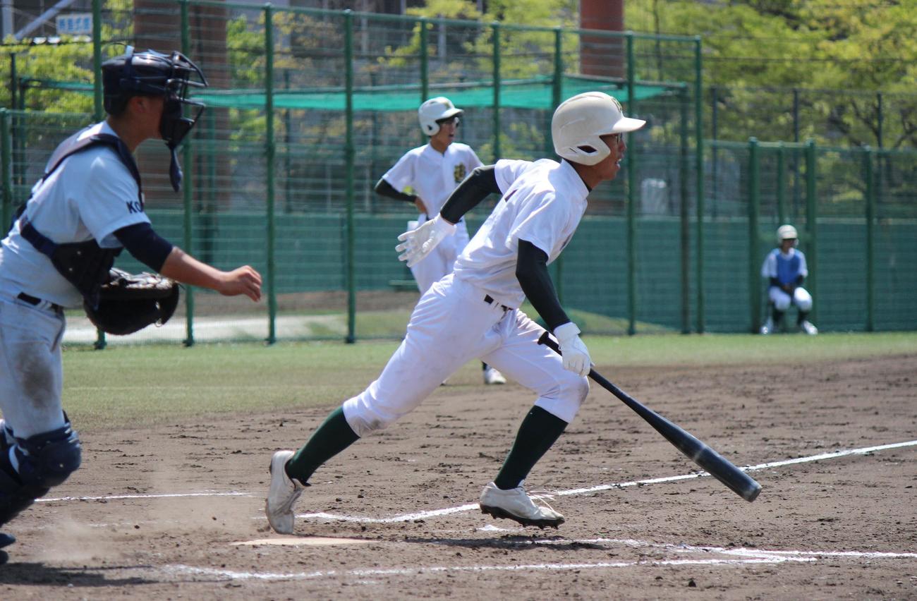 神戸学院大付戦でプレーする灘・堀坂（撮影・柏原誠）