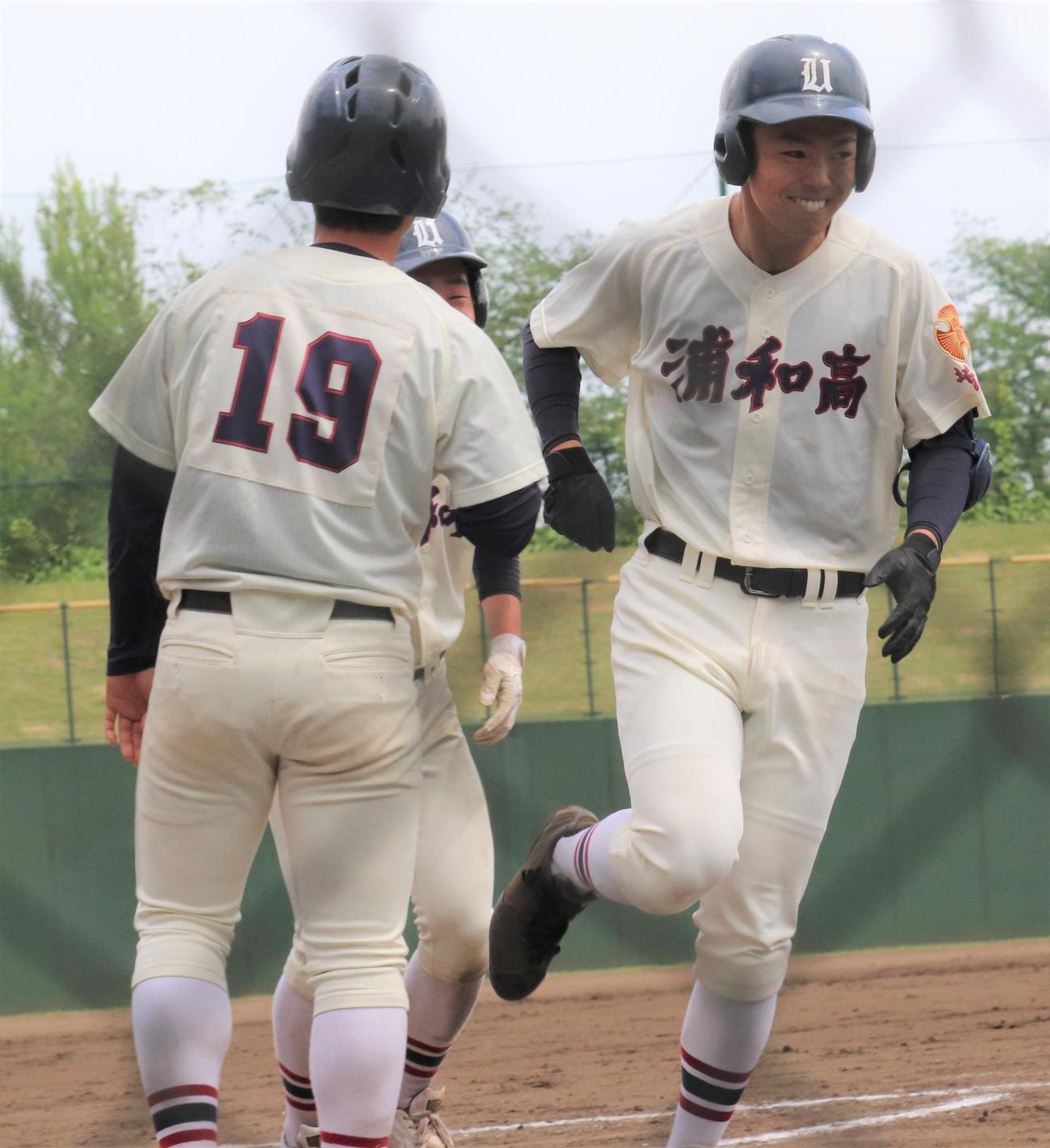県浦和対松山　3回表県浦和2死三塁　左越え本塁打を放ち笑顔で生還する関根（右）（撮影・星夏穂）