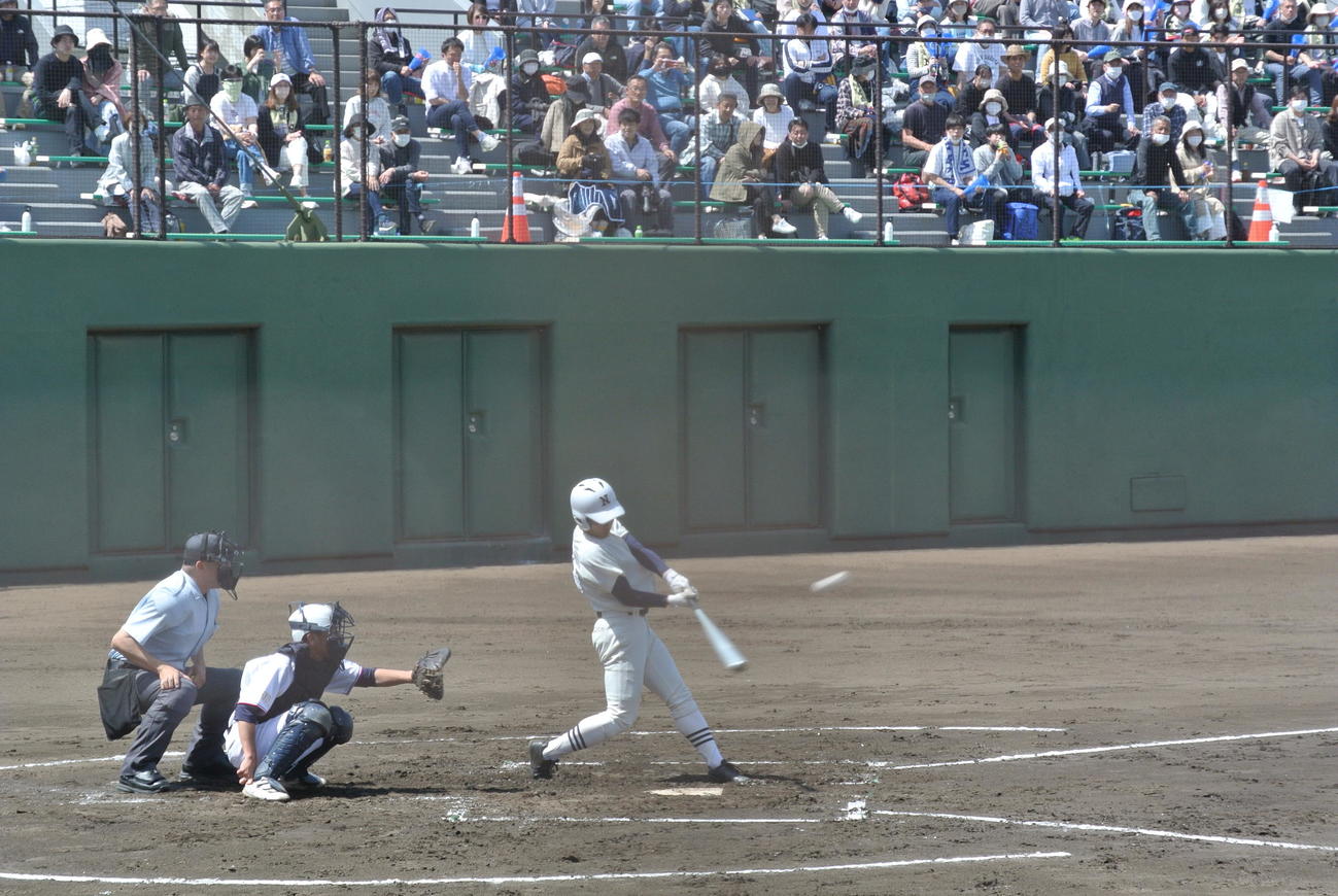 日大三は1回裏1死満塁、5番池内仁海外野手（3年）は右越え3点適時三塁打を放つ（撮影・井上真）