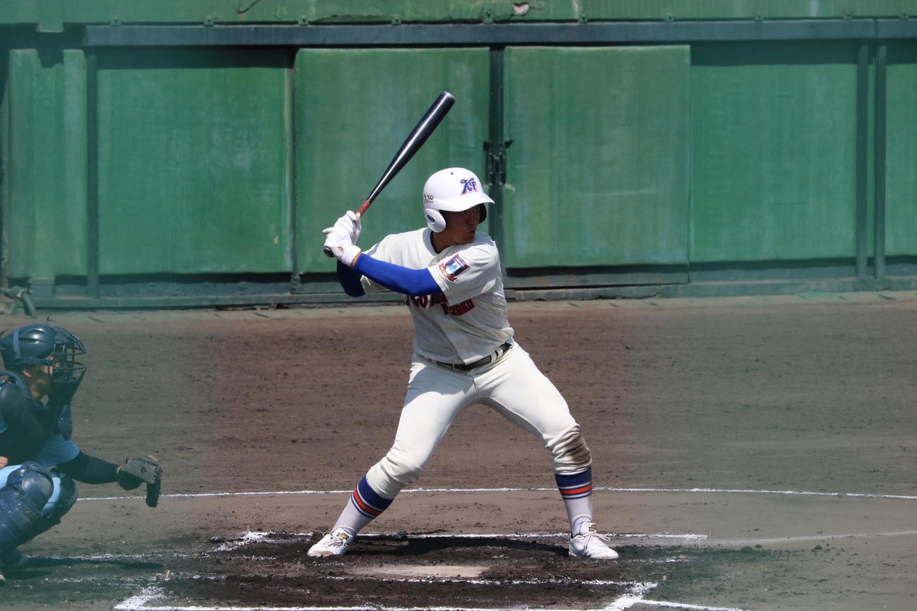 須磨学園戦で打席に立つ神戸国際大付・津嘉山（撮影・林亮佑）