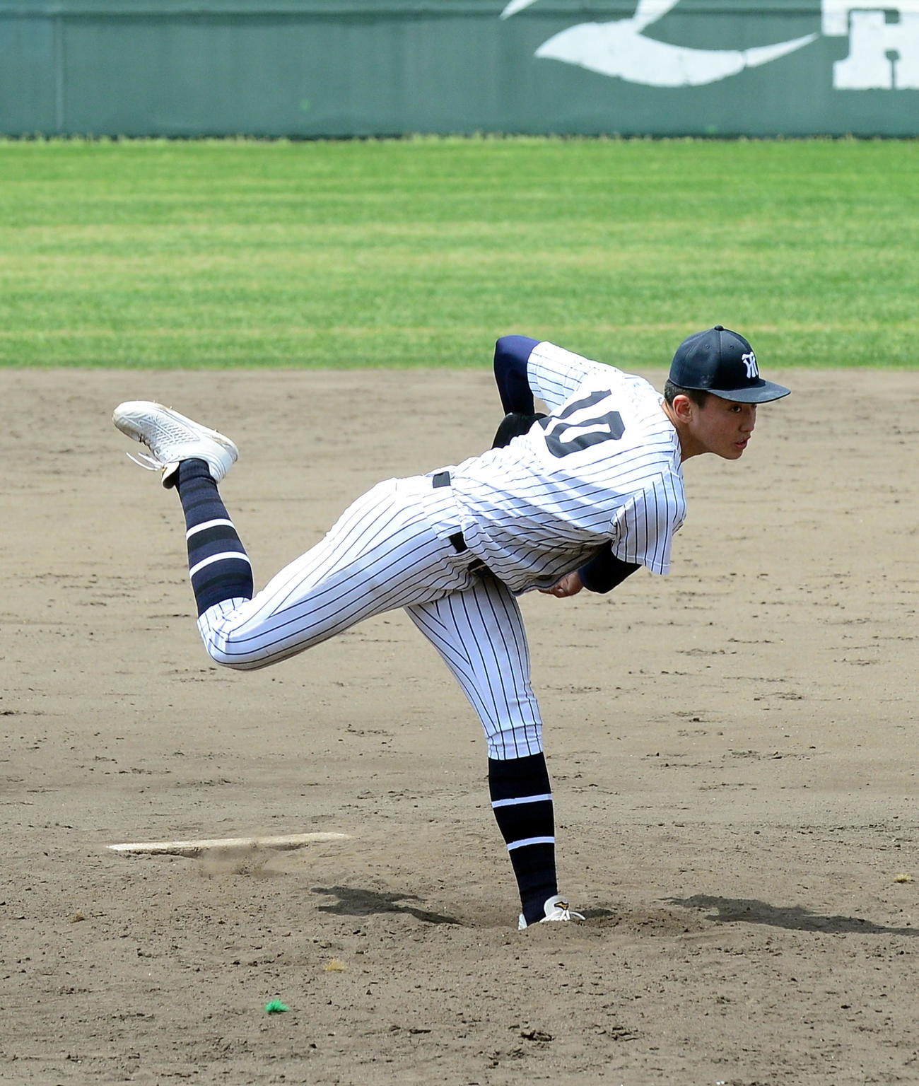 最終回のマウンドで力投する常葉大菊川・内藤