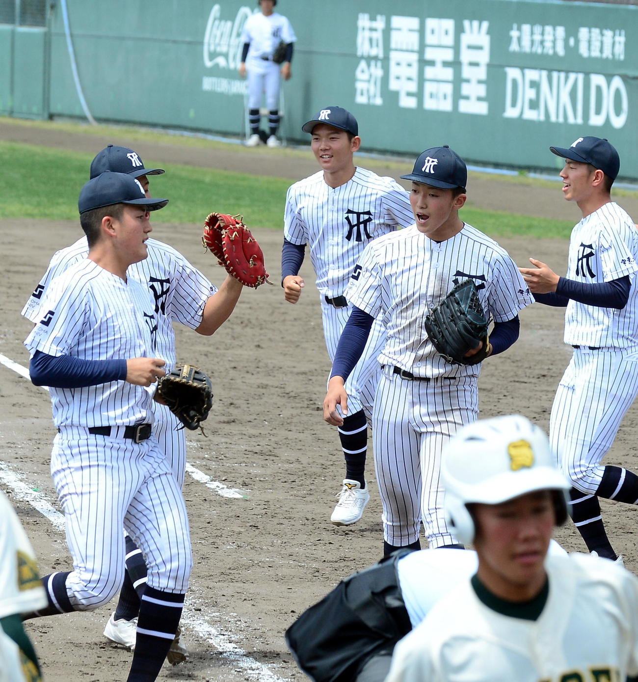 公式戦初完封の常葉大菊川・内藤（中央右）は、祝福されながら整列する