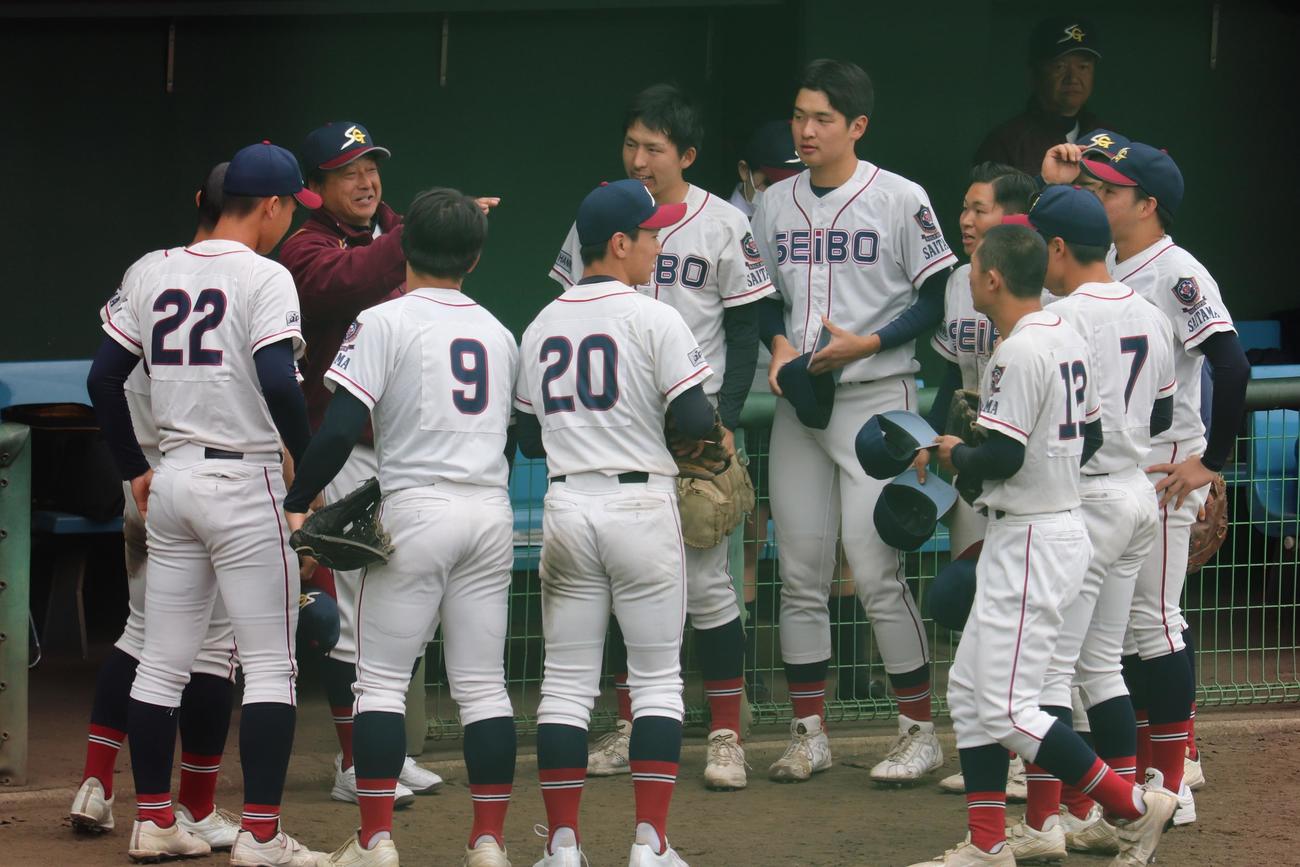 春日部東－聖望学園　ベンチ前で、選手たちに笑顔で指示を出す聖望学園の飯牟礼俊昭監督（撮影・保坂淑子）