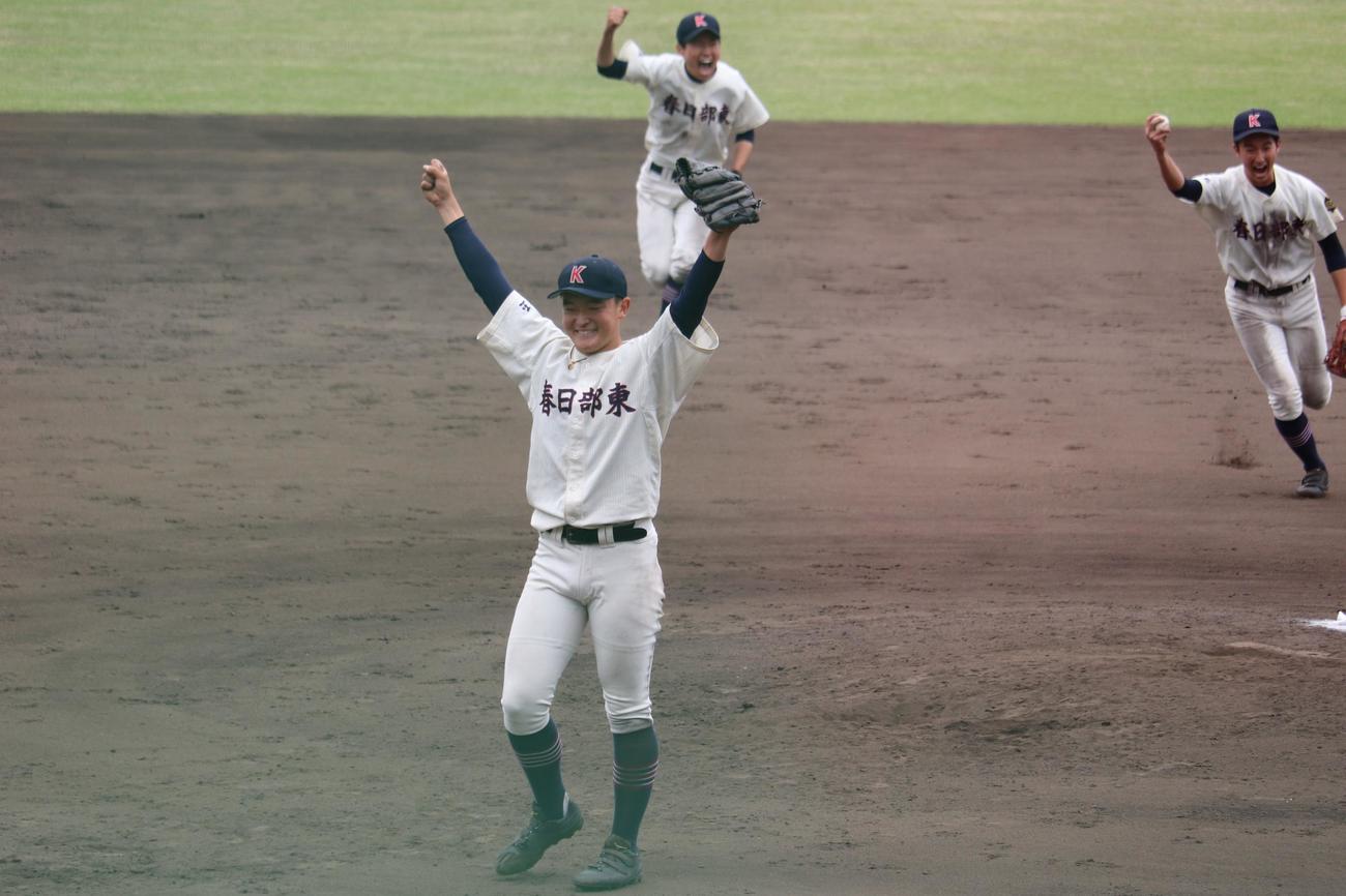 春日部東－聖望学園　最後の打者を三飛に抑え、ガッツポーズを見せる春日部東、先発の一郎丸（撮影・保坂淑子）