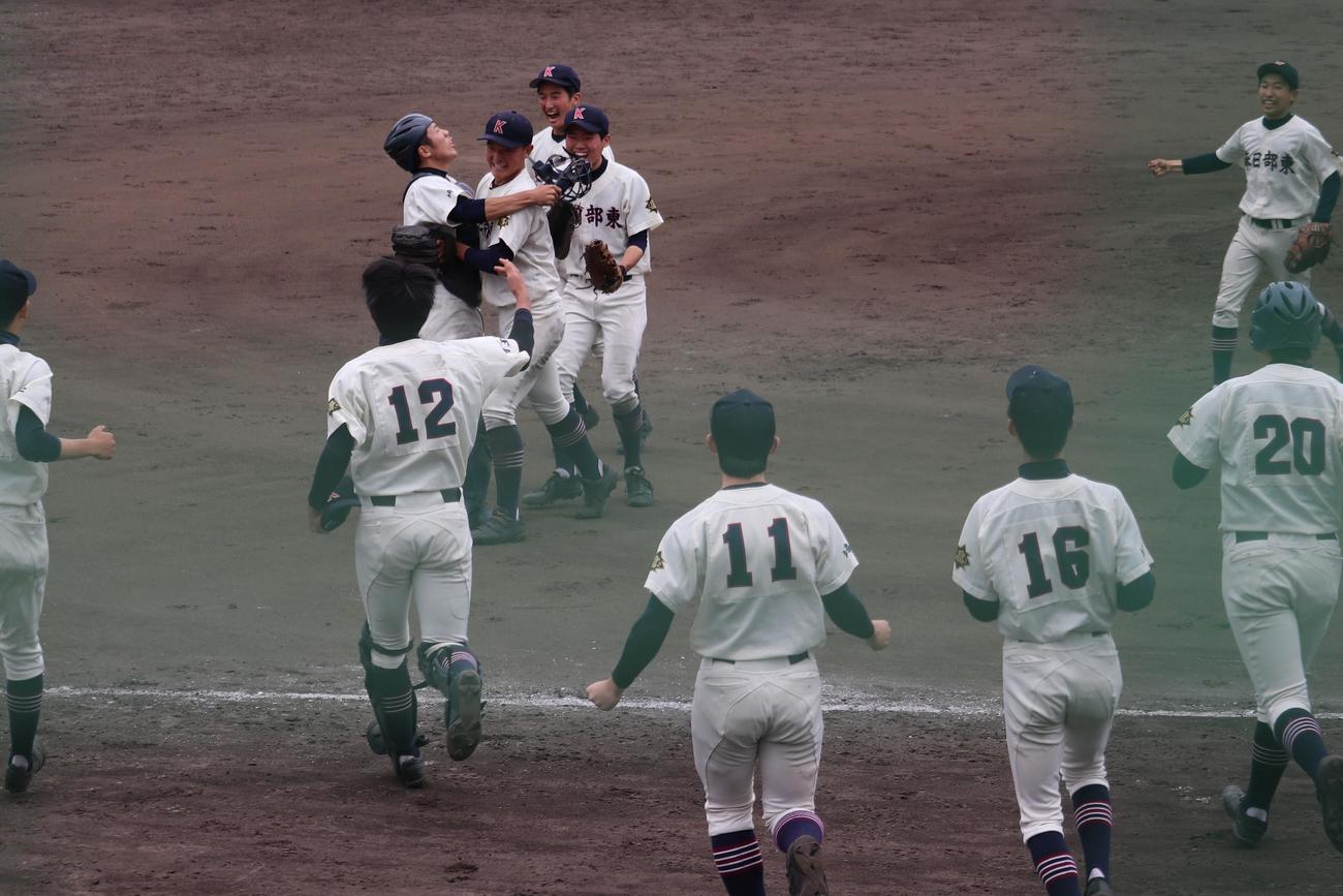 春日部東－聖望学園　昨夏、甲子園出場の聖望学園に勝利し、喜ぶ春日部東の選手たち（撮影・保坂淑子）