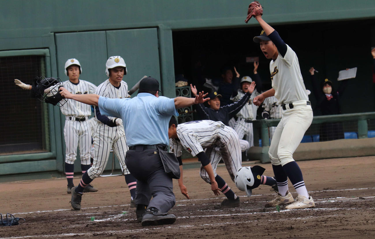 滑川総合対大宮南　7回裏大宮南無死二、三塁　暴投で二塁走者の山田将（右から2番目）が生還する（撮影・星夏穂）