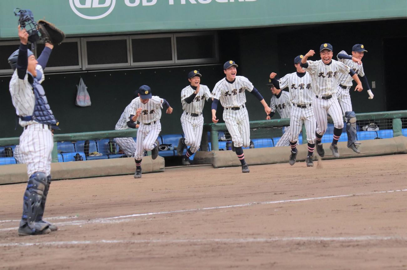 滑川総合対大宮南　勝利し喜ぶ大宮南の選手たち（撮影・星夏穂）