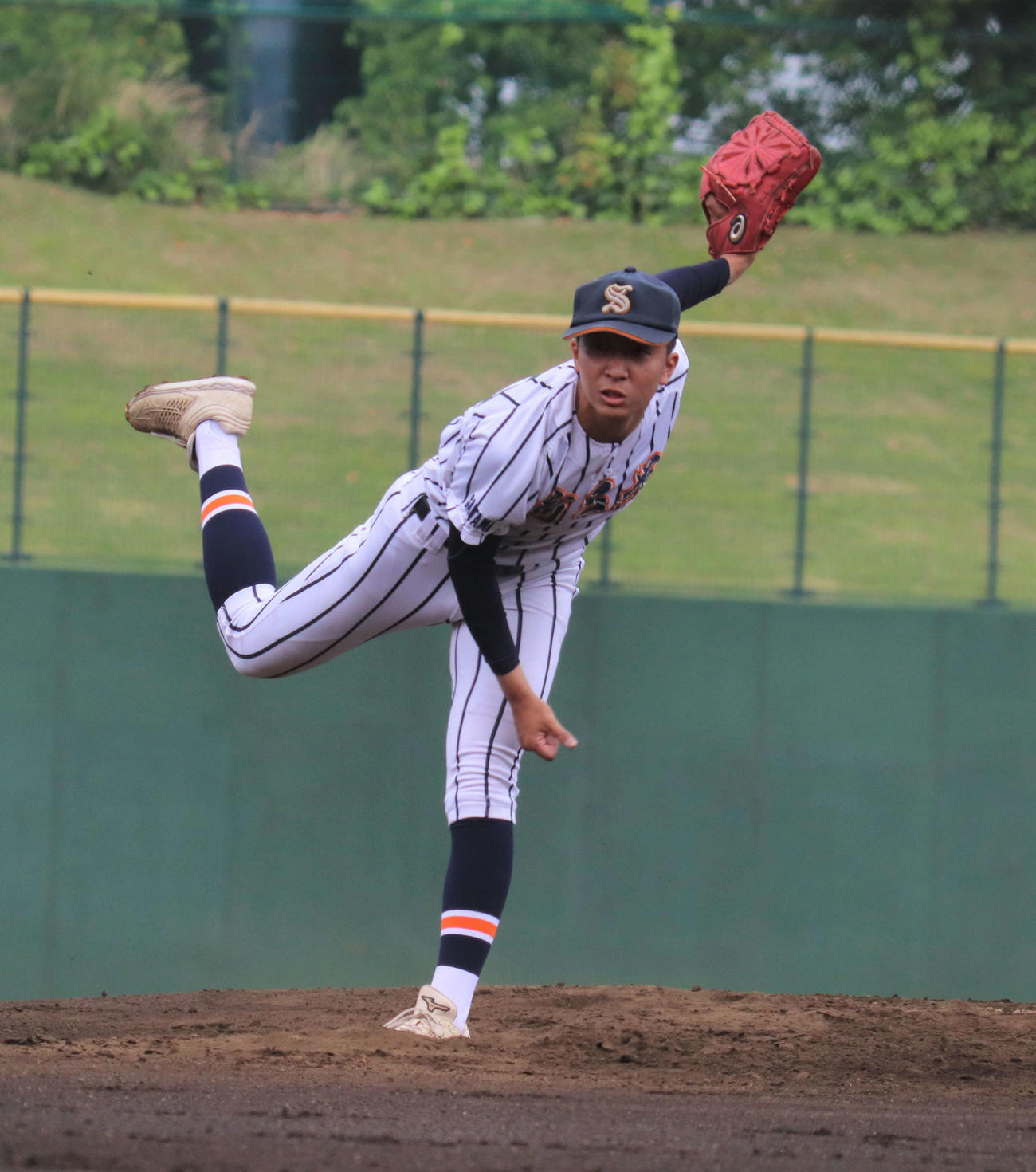 春日部対埼玉栄　力投する埼玉栄先発の岡田（撮影・星夏穂）