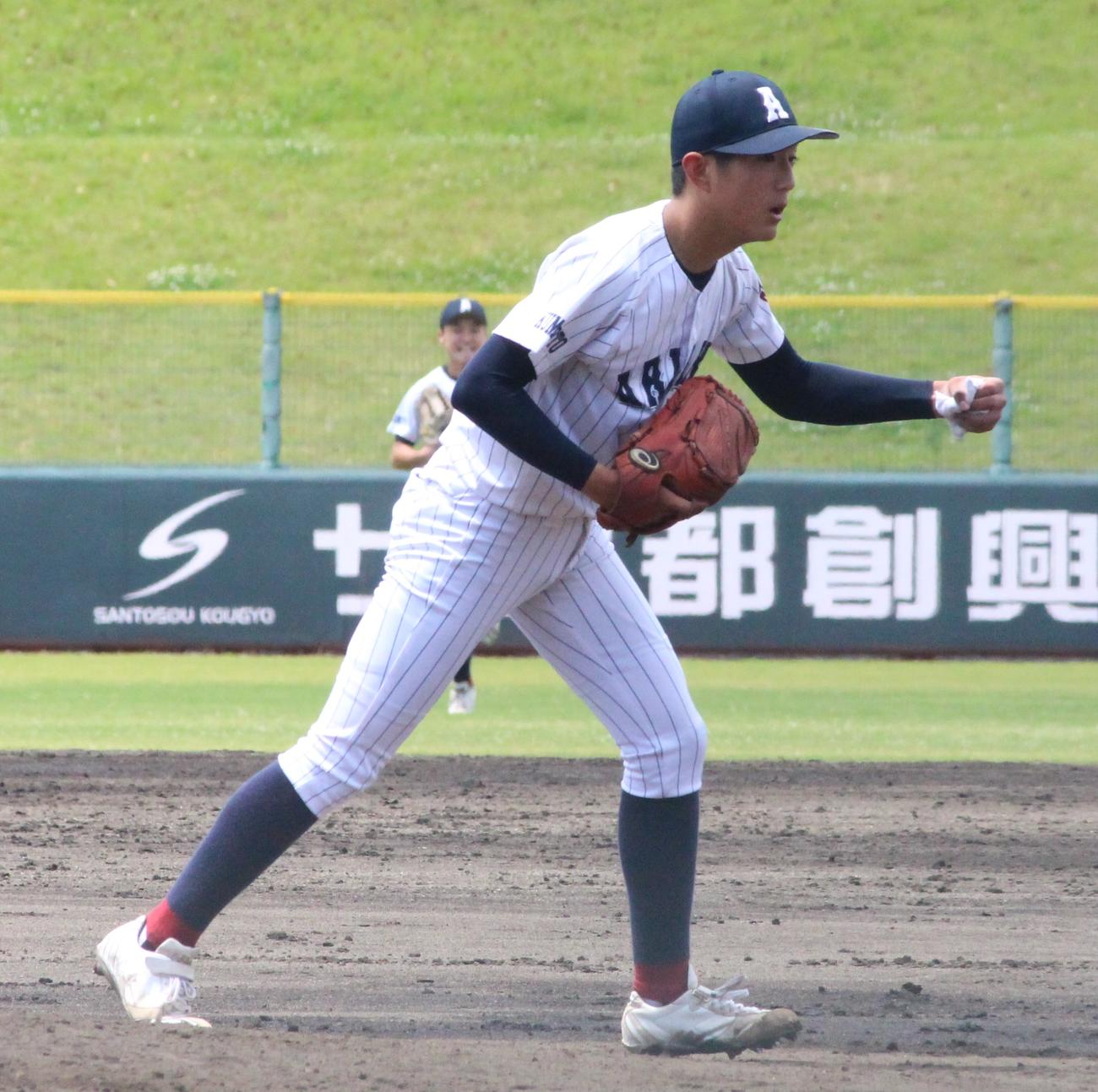 有明対福岡大大濠　完投勝利でガッツポーズする有明・稲岡寛太投手（撮影・菊川光一）