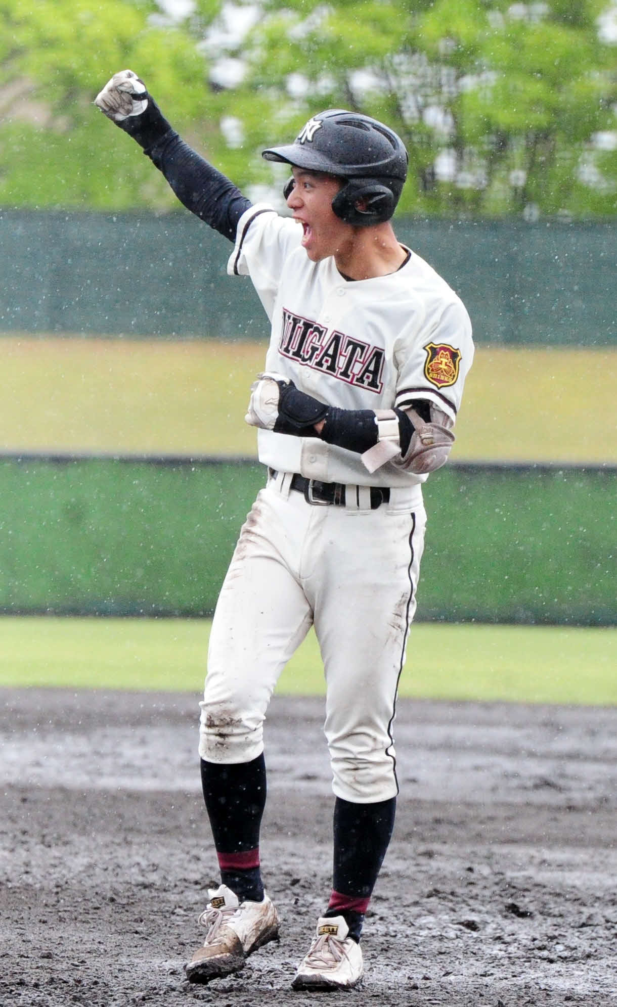 4－4の7回表2死二塁で勝ち越しの右前適時打を放ち、ベンチに向かって感情を爆発させる新潟工・長沢