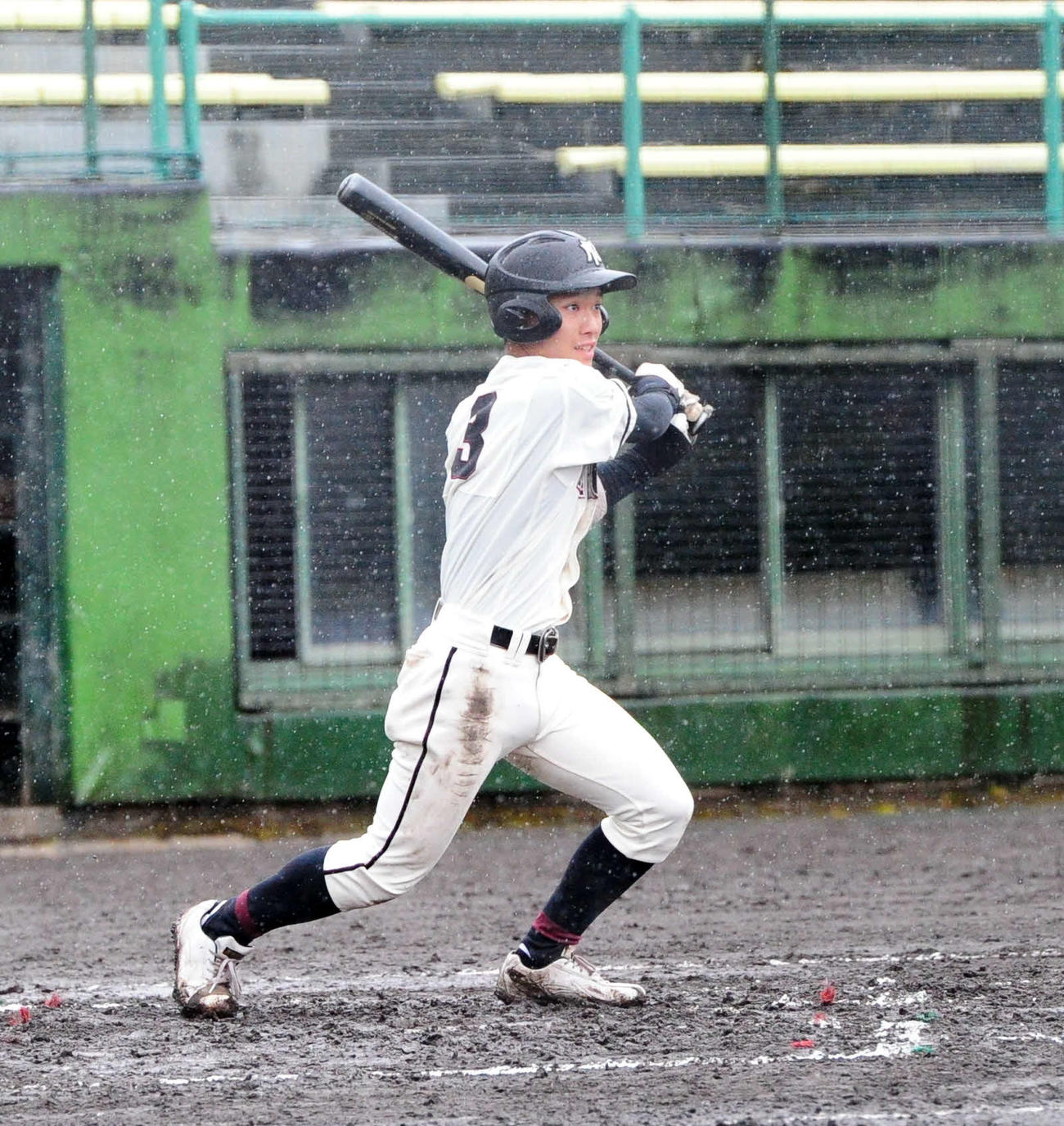 4－4の7回表2死二塁で勝ち越しの右前適時打を放つ新潟工・長沢