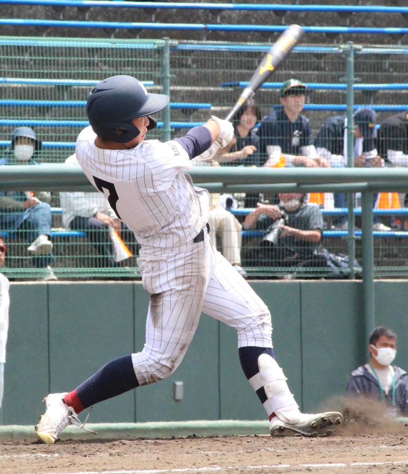 大分舞鶴対有明　8回裏有明2死三塁、サイクルヒット達成となる左越え2点本塁打を放つ小林陽外野手（撮影・菊川光一）