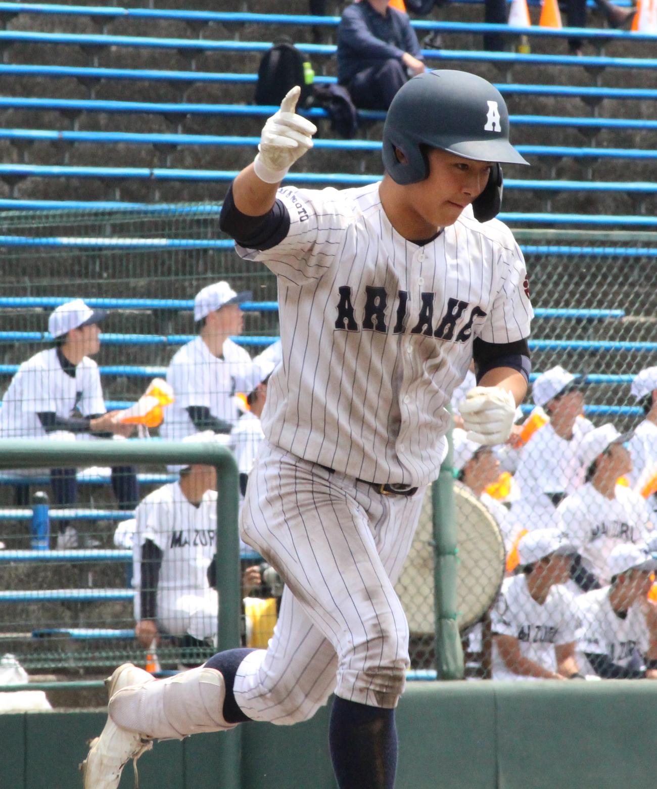 大分舞鶴対有明　8回裏有明2死三塁、サイクルヒット達成となる左越え2点本塁打を放ち、腕を突き上げる小林陽外野手（撮影・菊川光一）