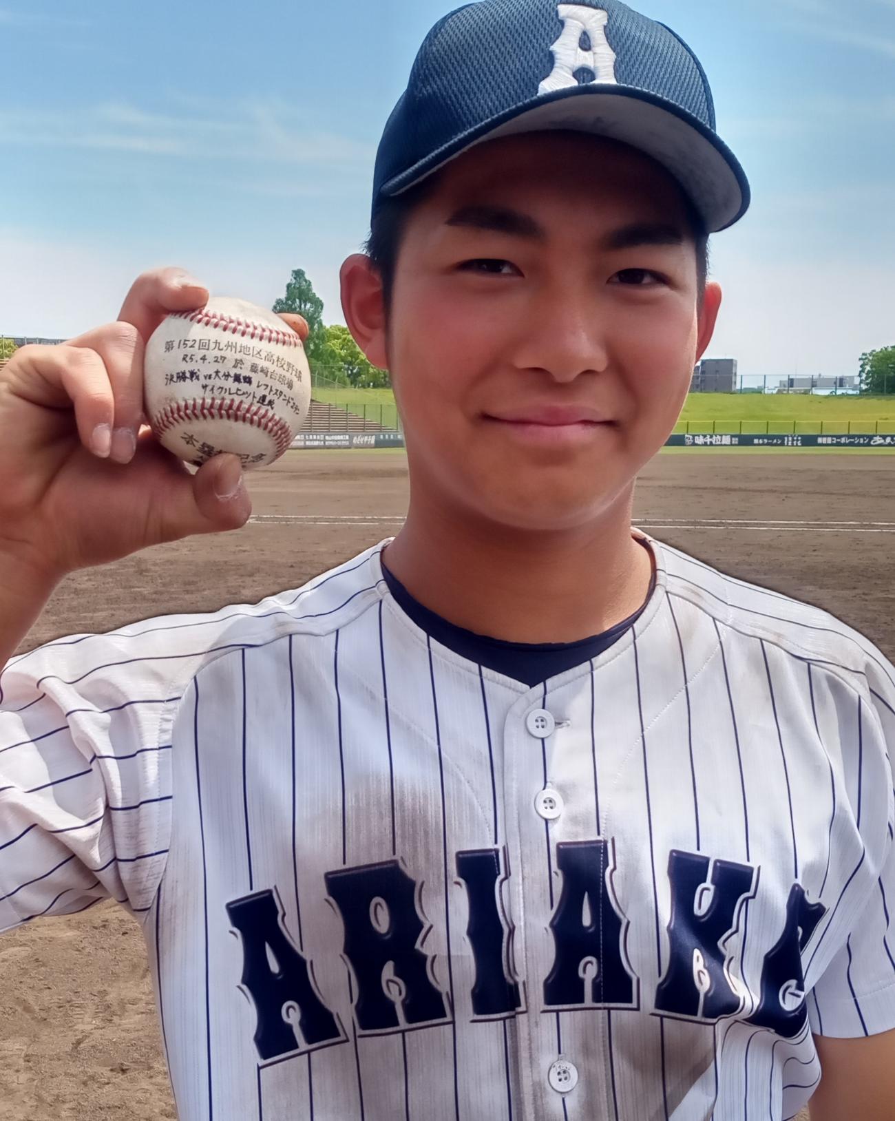 大分舞鶴対有明　サイクルヒット達成の記念ボールを手に、笑顔の小林陽外野手（撮影・菊川光一）