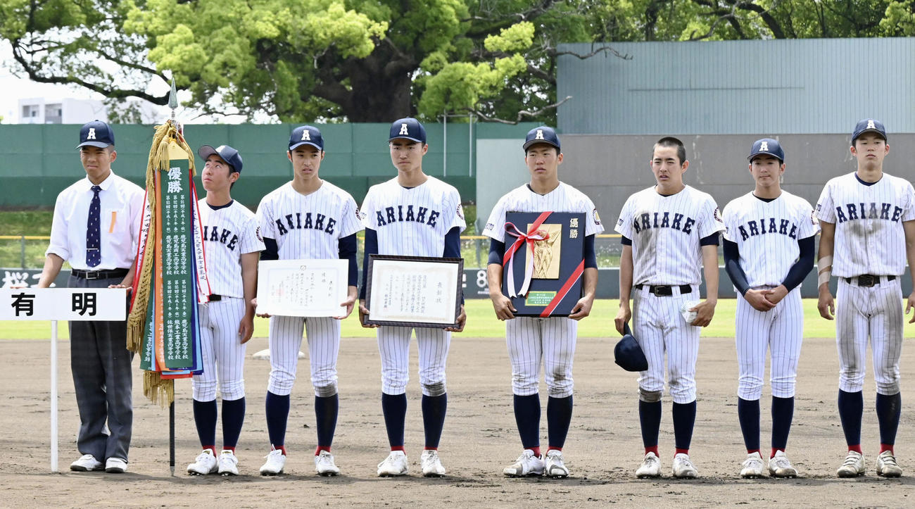 高校野球の春季九州大会で優勝した有明の選手ら（共同）