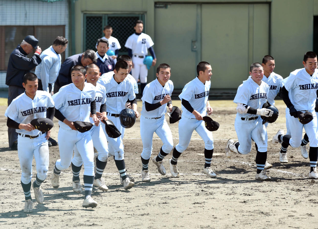 県大会出場を決め、笑顔で応援席へ向かう学法石川ナイン