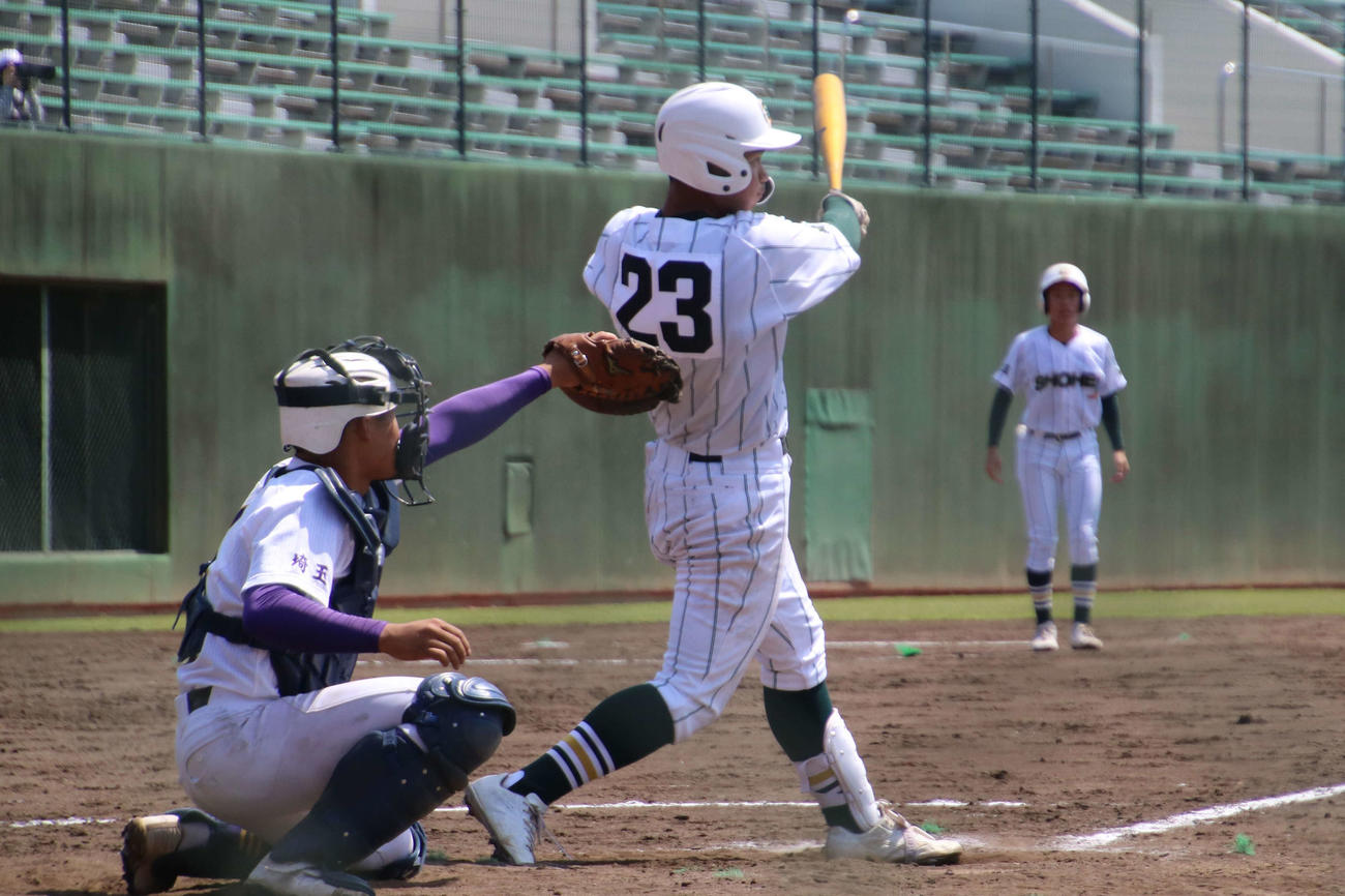 川口－昌平　公式戦初出場ながら、4打数3安打3打点と活躍した昌平の桜井（撮影・保坂淑子）