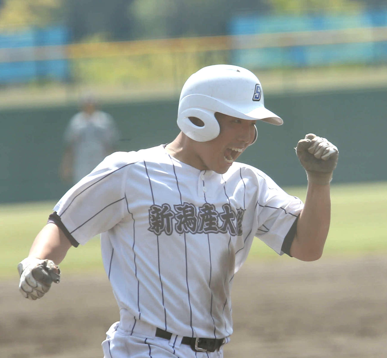 2－0の7回2死一、三塁で右翼への3ランを放った新潟産大付・浅野は雄たけび