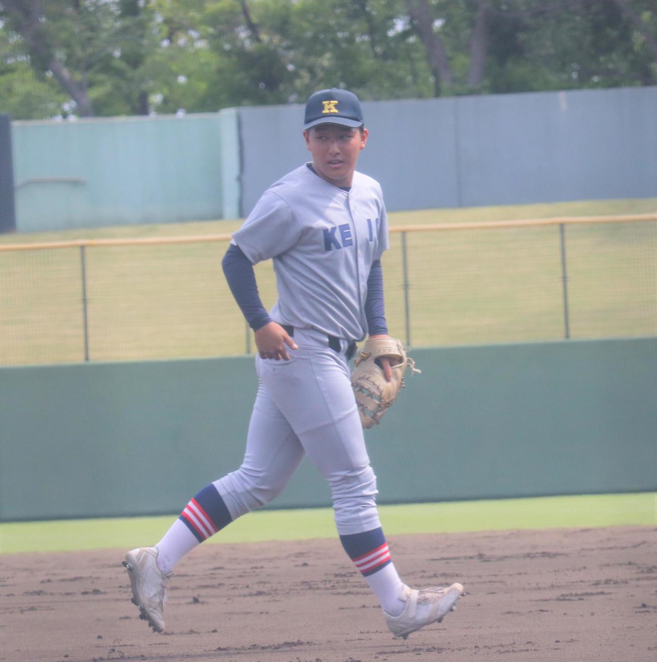 藤嶺藤沢対慶応　試合前にシートノックをうける慶応・清原（撮影・星夏穂）