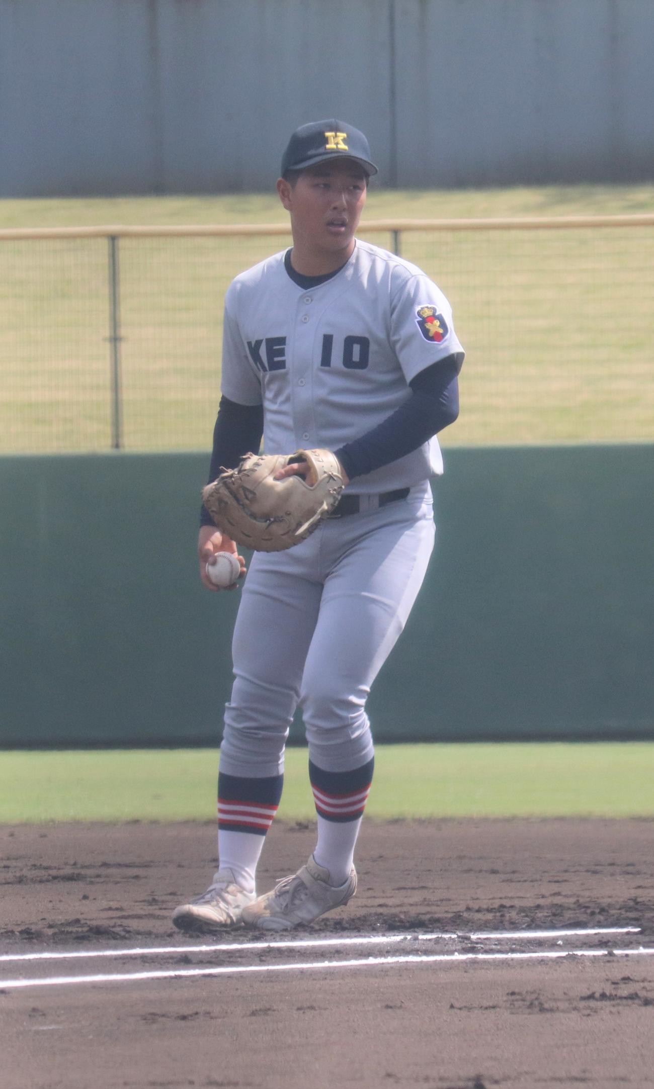 藤嶺藤沢対慶応　試合前にシートノックをうける慶応・清原（撮影・星夏穂）