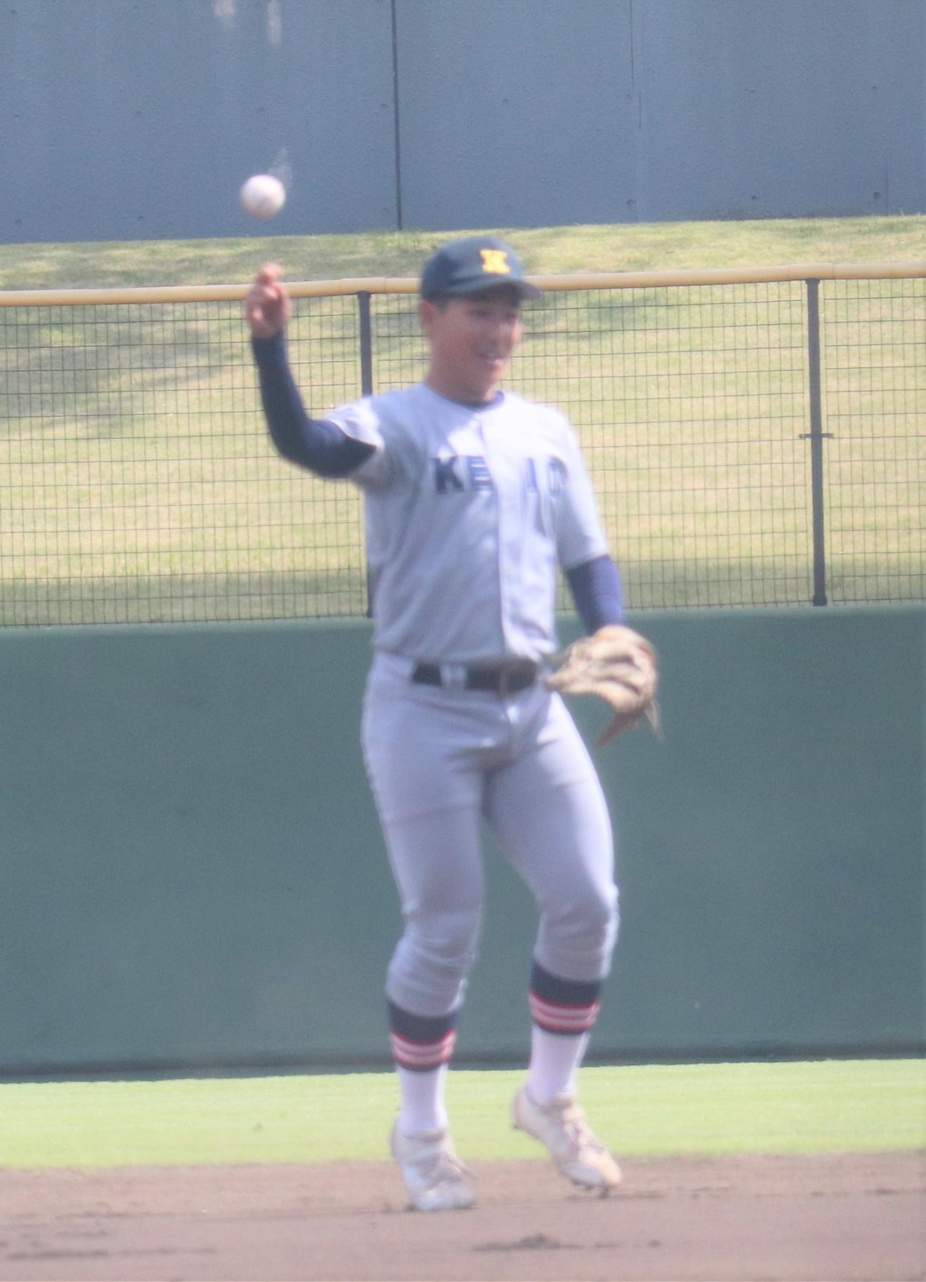 藤嶺藤沢対慶応　試合前にシートノックをうける慶応・清原（撮影・星夏穂）