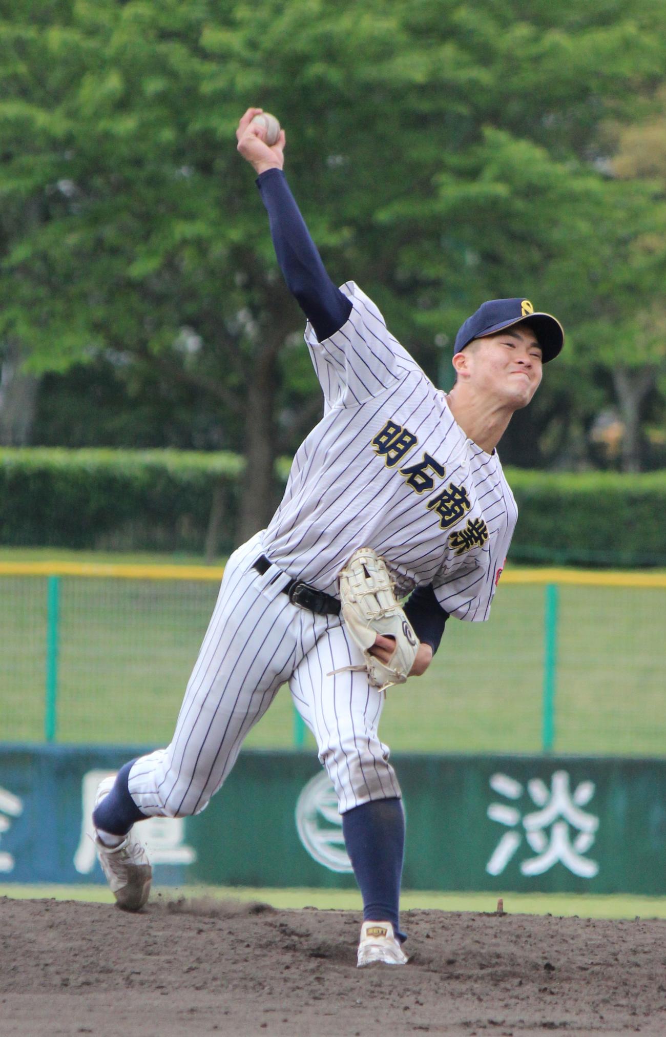 力投する明石商・横山（撮影・柏原誠）