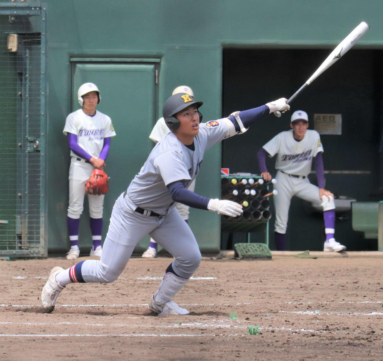 藤嶺藤沢対慶応　3回裏慶応2死　右前二塁打を放つ清原（撮影・星夏穂）