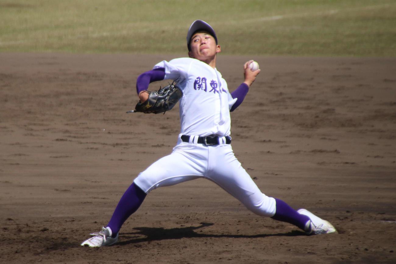 日大三対関東第一　5回を投げ3安打1失点に抑えた関東第一先発の坂本（撮影・保坂淑子）