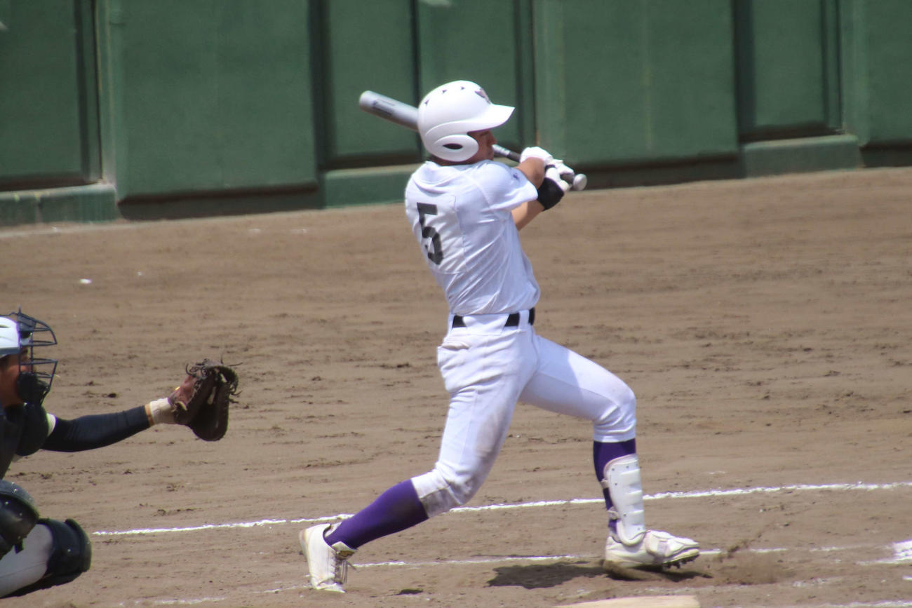 日大三対関東第一　1－1で迎えた6回裏、勝ち越しの左越えソロ本塁打を放った、関東第一の佐々木（撮影・保坂淑子）