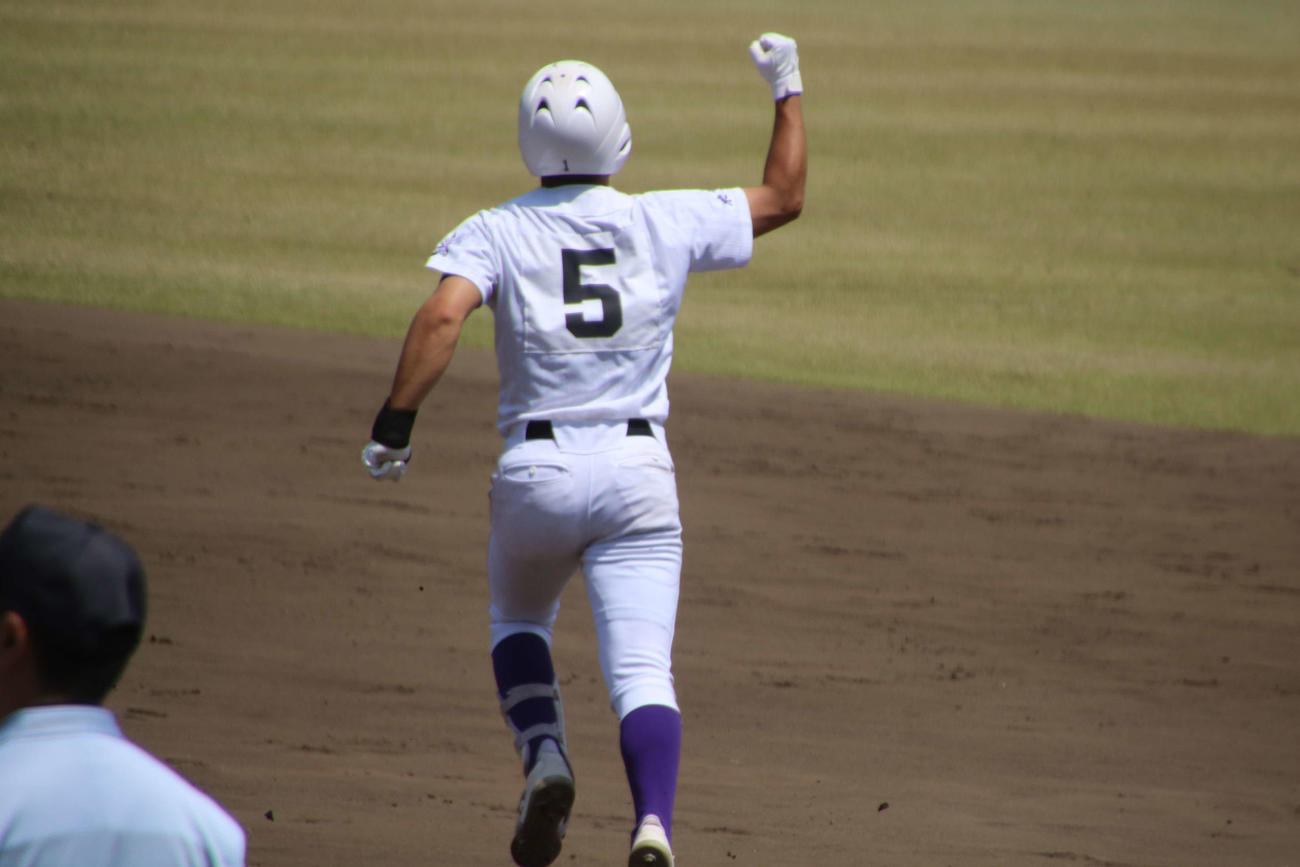 日大三ー関東一　1－1で迎えた6回裏、勝ち越しの左越えソロ本塁打を放ち、ガッツポーズでダイヤモンドを走る関東一の佐々木（撮影・保坂淑子）