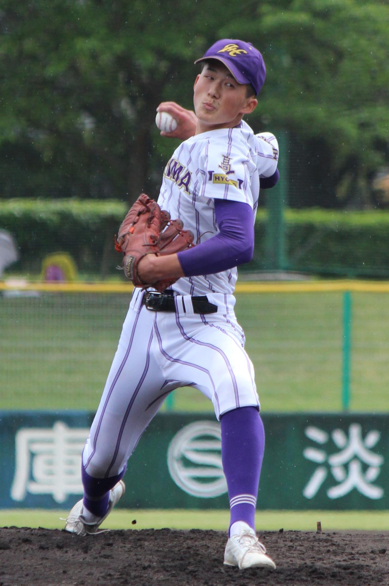 社戦で力投する東播磨・原田（撮影・柏原誠）