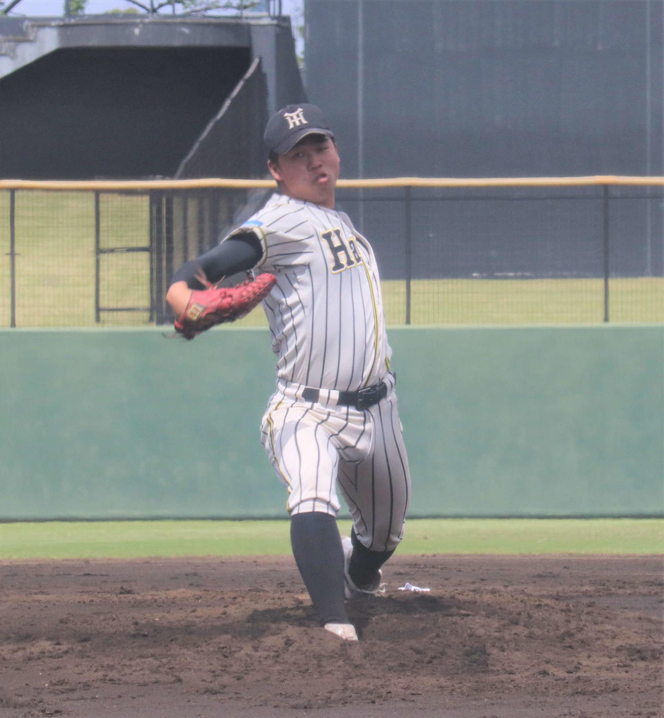 横浜隼人対立花学園　先発し力投する横浜隼人・石橋（撮影・星夏穂）