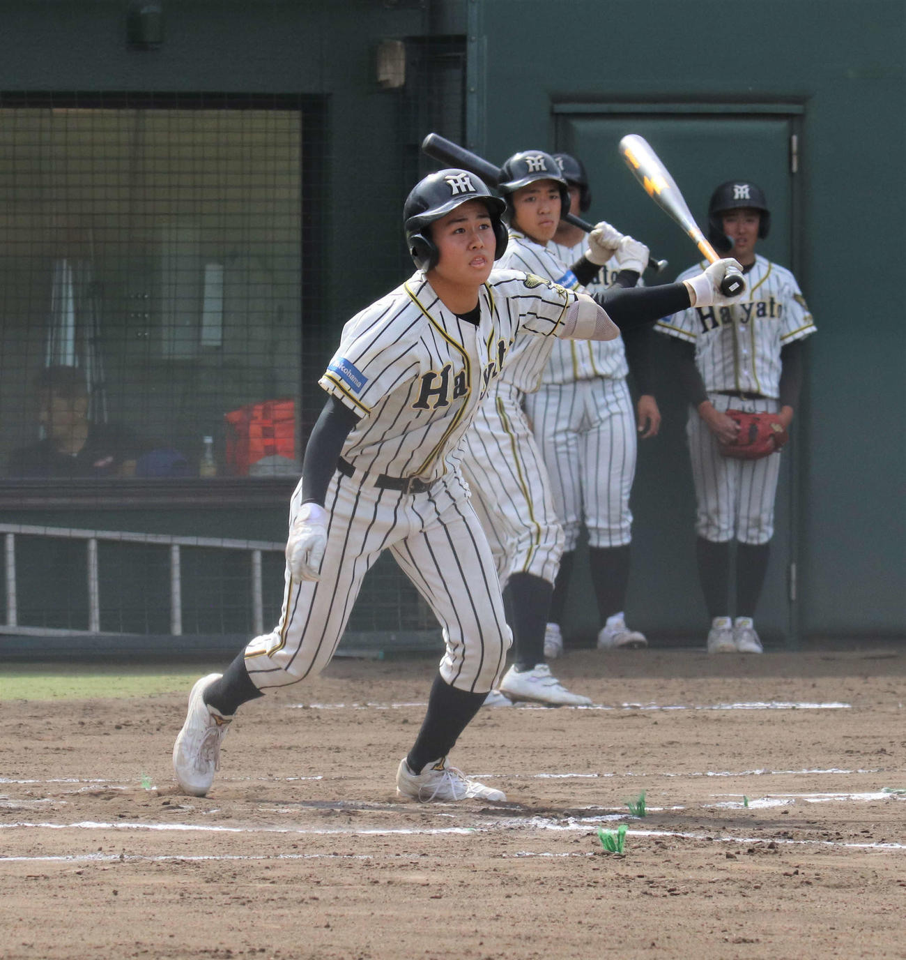 横浜隼人対立花学園　4回表横浜隼人2死二、三塁　勝ち越しの右前適時打を放った林（撮影・星夏穂）