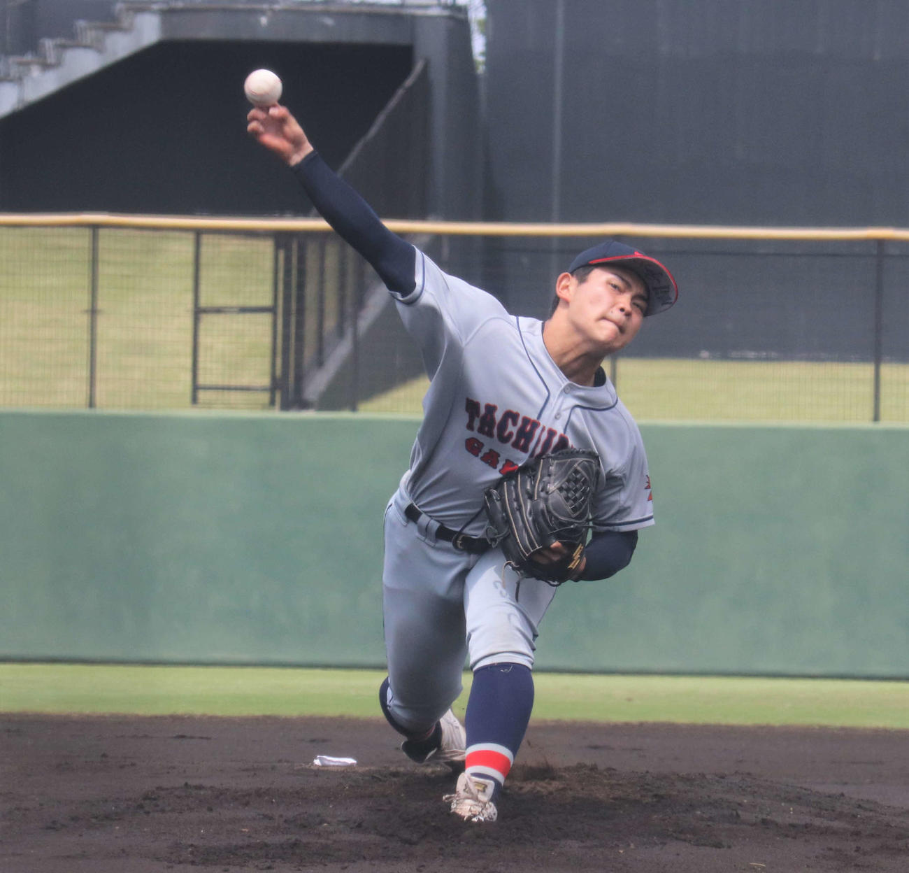 横浜隼人対立花学園　先発し力投する立花学園・佐藤（撮影・星夏穂）