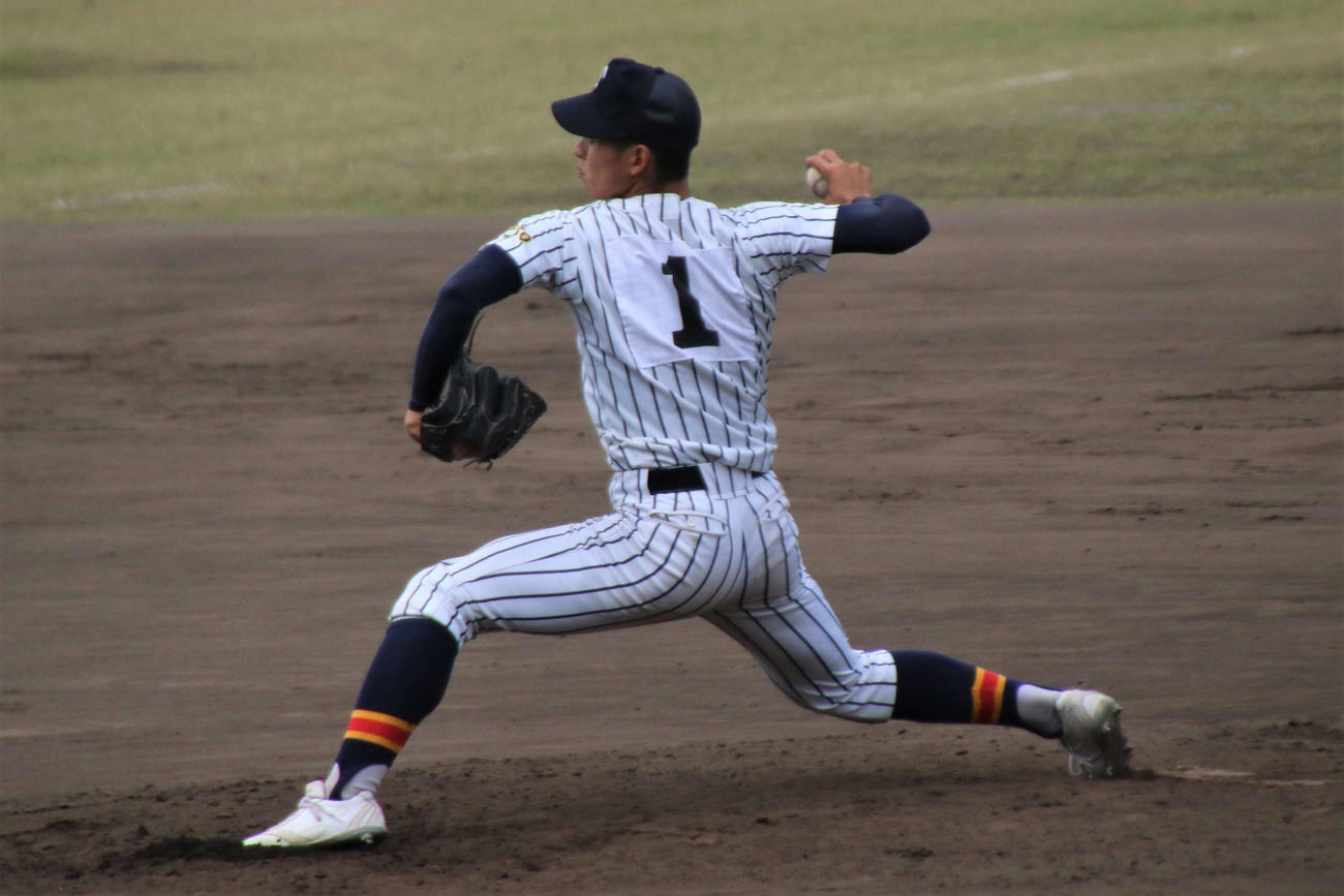 早実－帝京　5回途中からリリーフのマウンドに立ち、4回2／3を投げ3安打3三振と好救援の帝京のエース・高橋（撮影・保坂淑子）