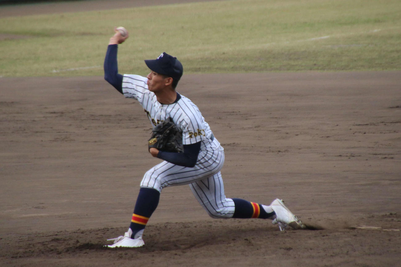 早実－帝京　5回途中からリリーフのマウンドに立ち、4回2／3を投げ3安打3三振と好救援の帝京のエース・高橋（撮影・保坂淑子）