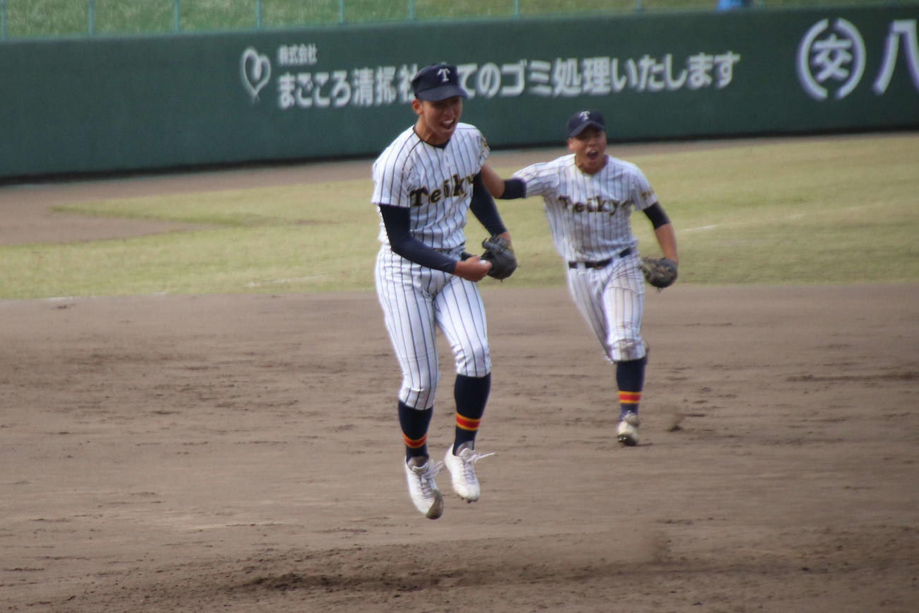 早実－帝京　5回途中からリリーフのマウンドに立ち、4回2／3を投げ3安打3三振と好救援の帝京のエース・高橋はゲームセットの瞬間、マウンドで笑顔でジャンプ（撮影・保坂淑子）