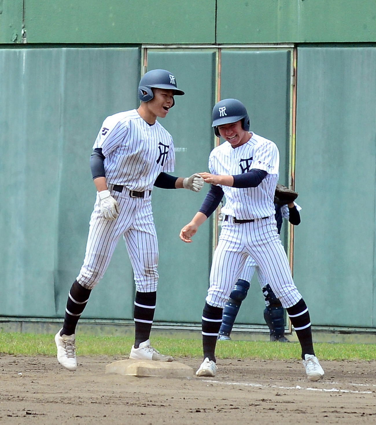 6回の勝ち越し打に笑顔の常葉大菊川・児玉（左）