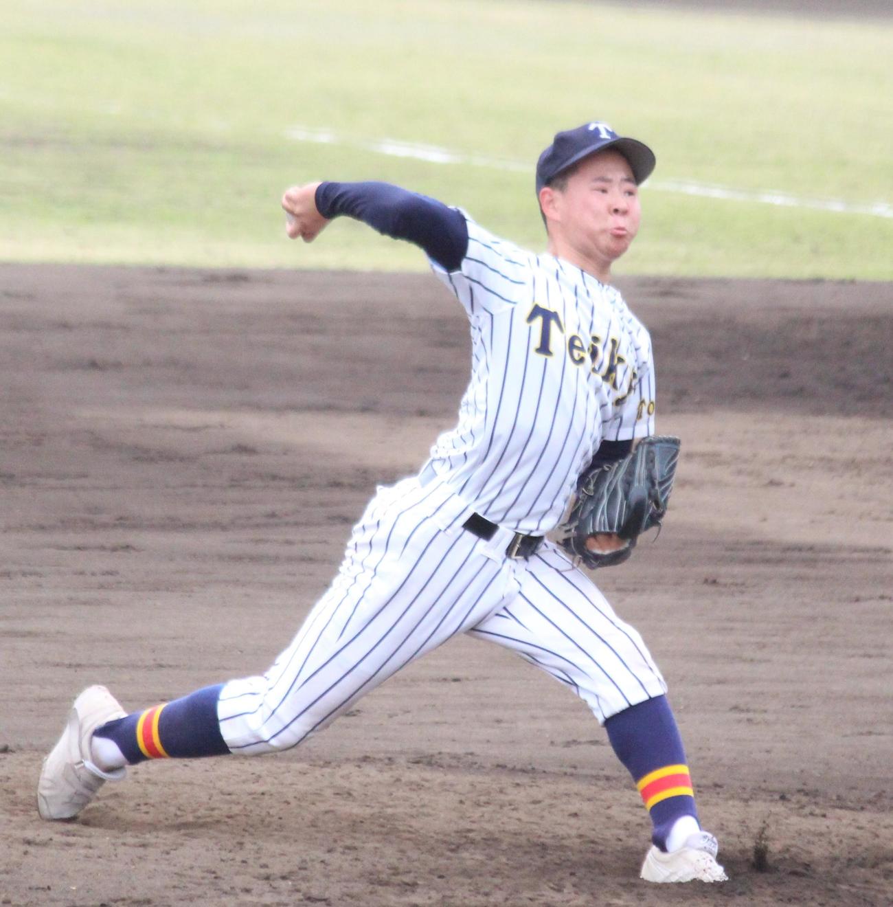 帝京対関東第一　先発し力投する帝京・小野（撮影・保坂恭子）