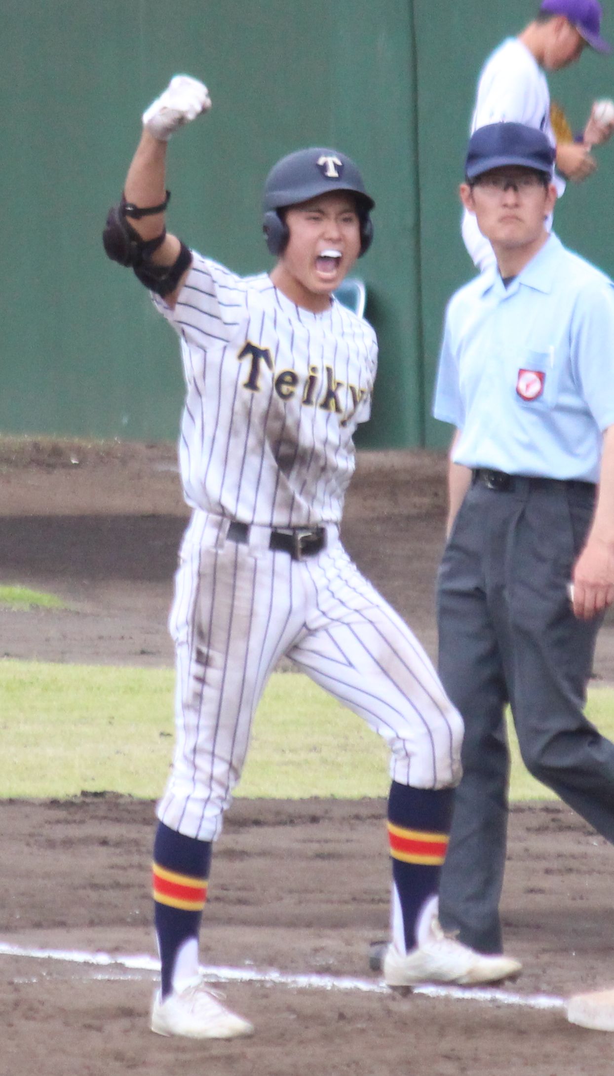 帝京対関東第一　7回表帝京1死満塁、適時右前打を放ちガッツポーズをする稲垣（撮影・保坂恭子）