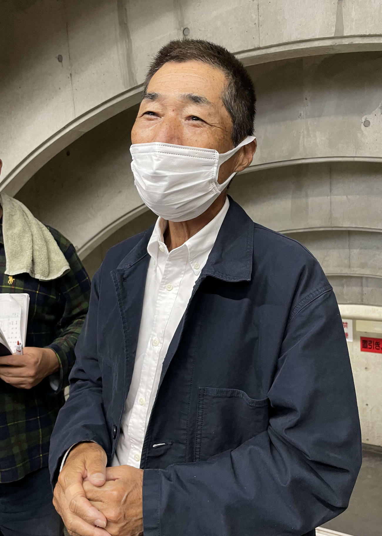 帝京対関東第一　帝京の優勝を喜ぶ前田名誉監督（撮影・保坂恭子）