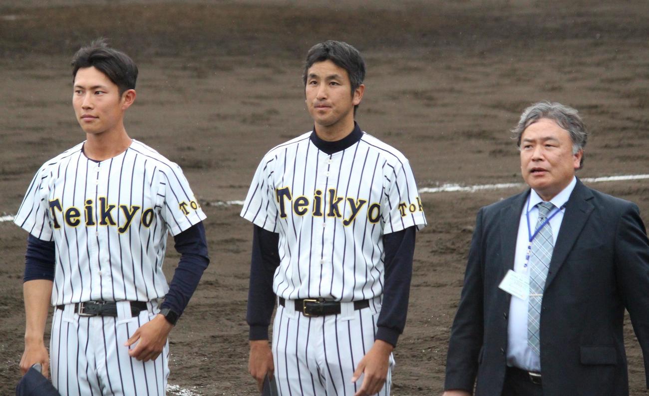 帝京対関東第一　試合後、応援団にあいさつをする帝京・金田監督（中央）（撮影・保坂恭子）